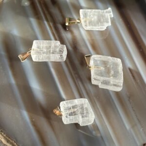 Pingente de Calcita Ótica Dourada – Clareza, Organização Mental e Expansão da Consciência