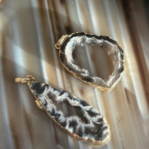 Pingente Geodo de Ágata Natural – Proteção, Equilíbrio e Acolhimento Energético