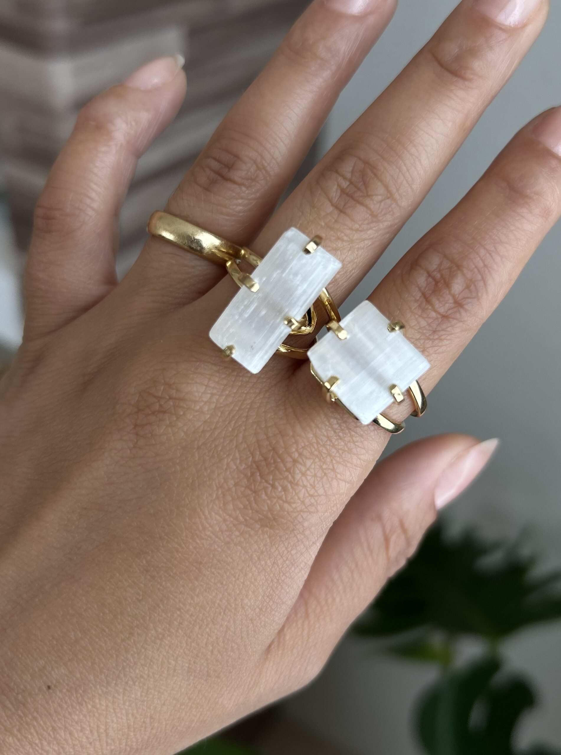 Anel Regulável Folheado a Ouro 18k com Selenita