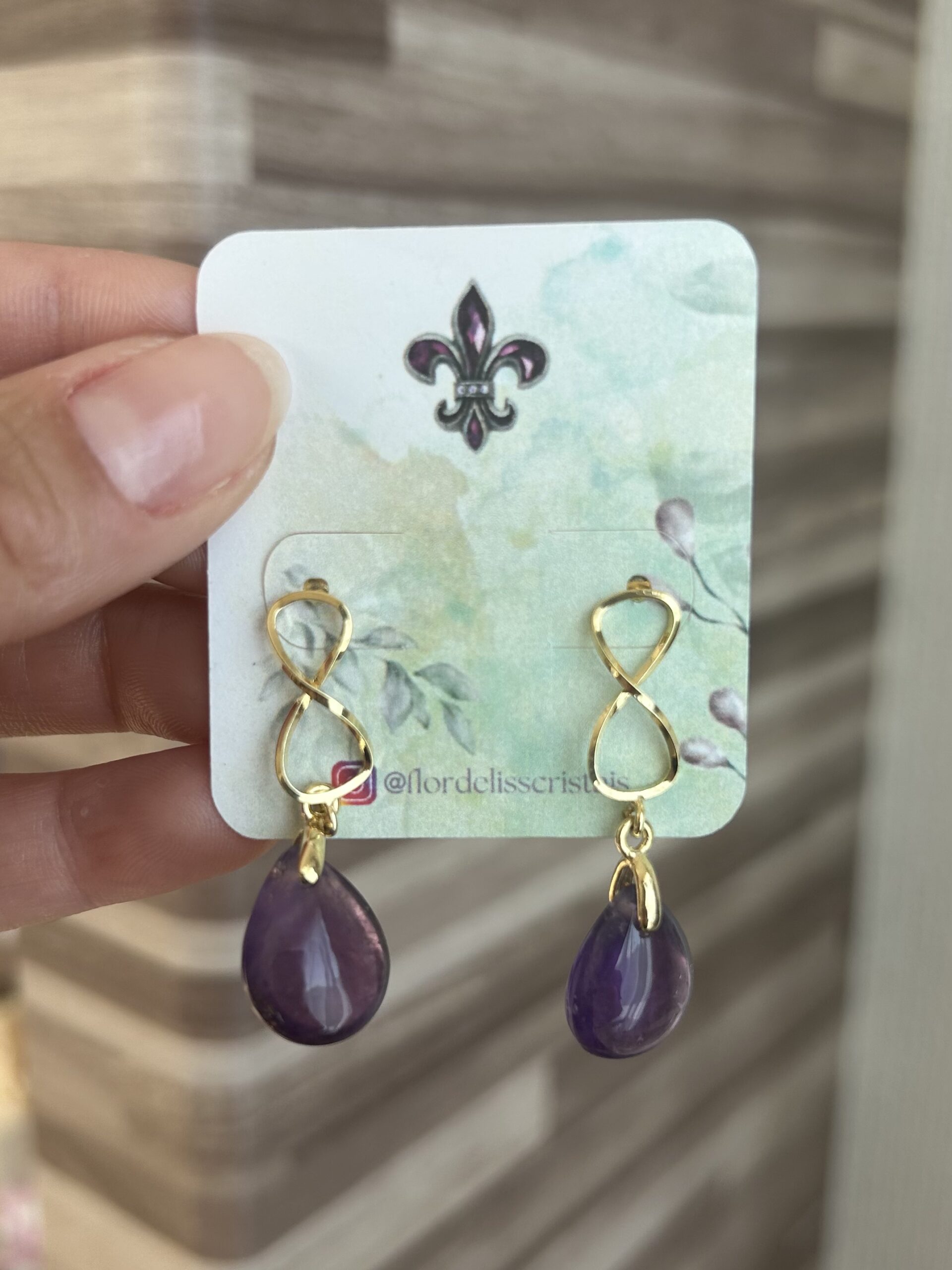 Brinco Infinito Folheado a Ouro 18k com Ametista