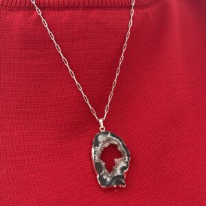 Colar Geodo de Ágata Preta com Banho de Ródio – Proteção e Elegância