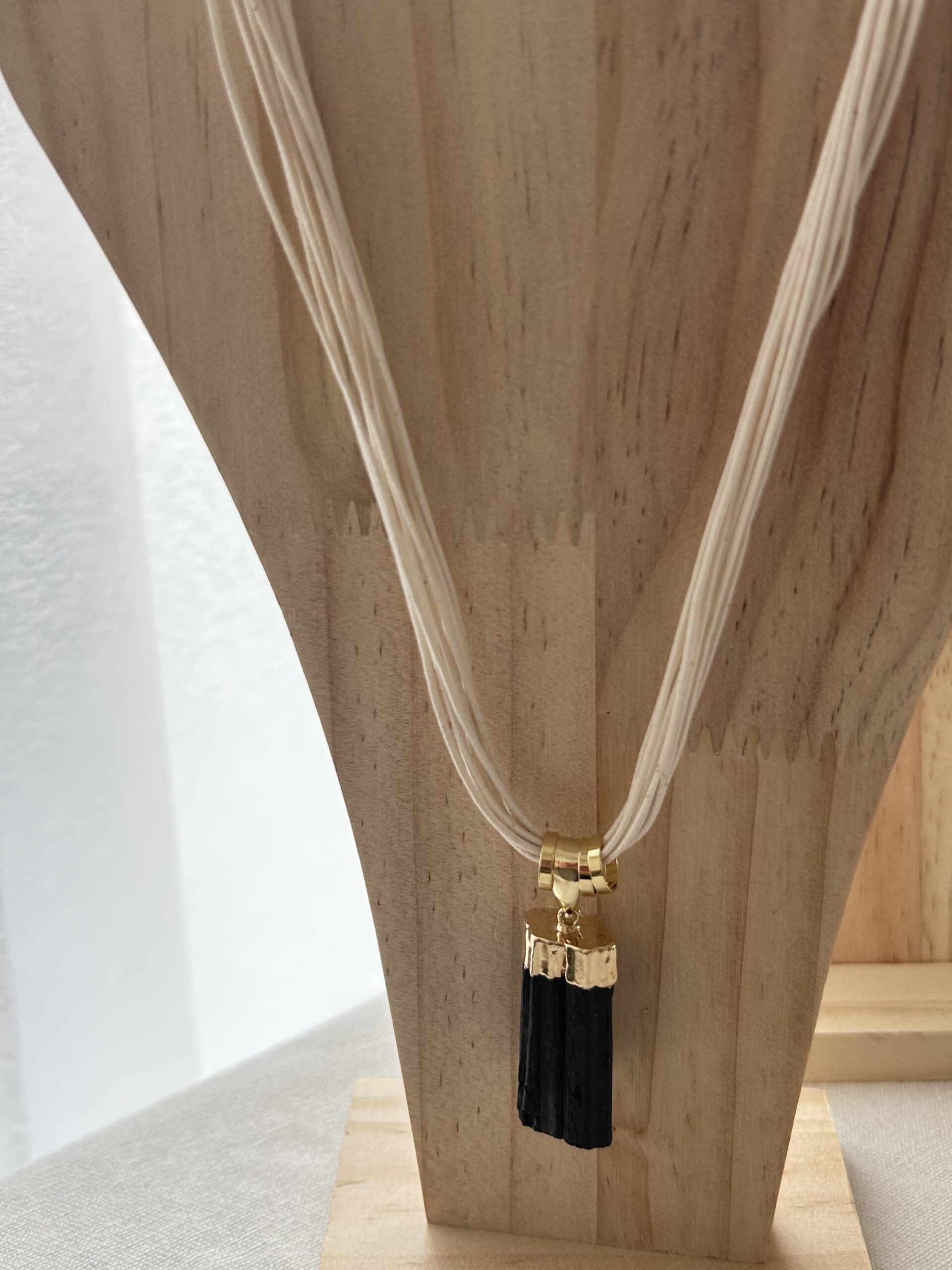 Colar de Turmalina Negra no Cordão de Algodão Bege