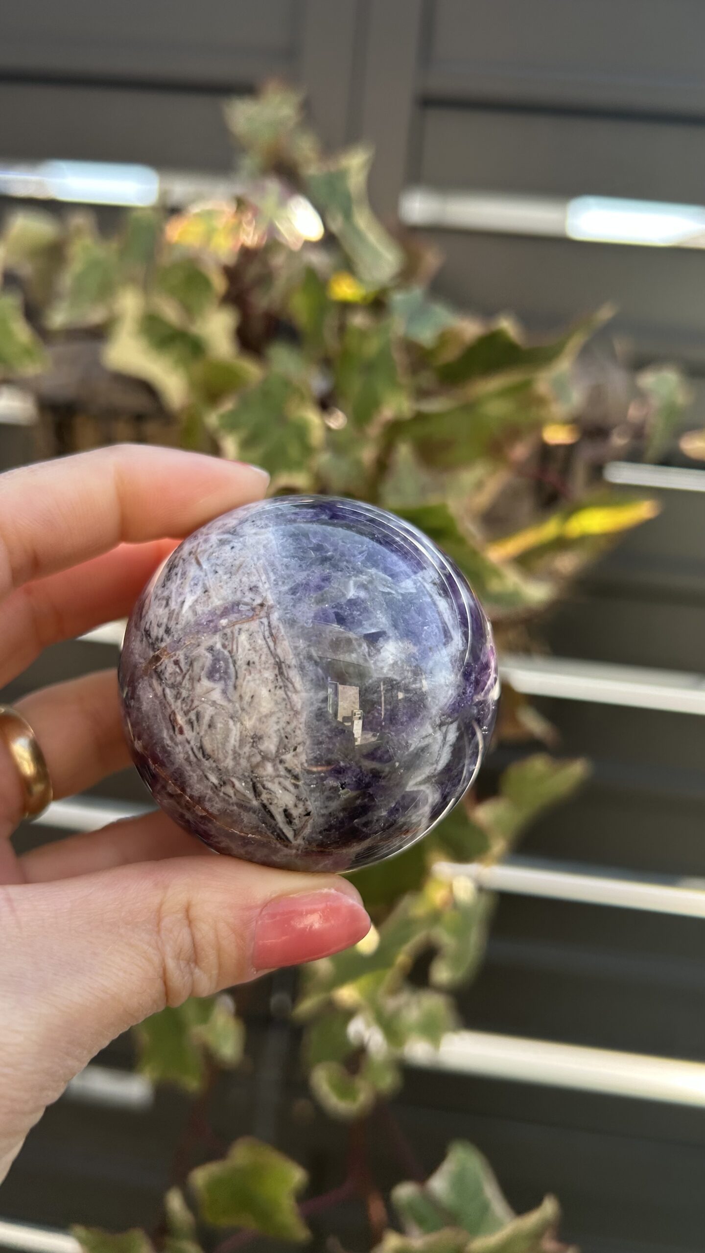 Esfera de Ametista Chevron – Harmonia, Clareza e Proteção Energética