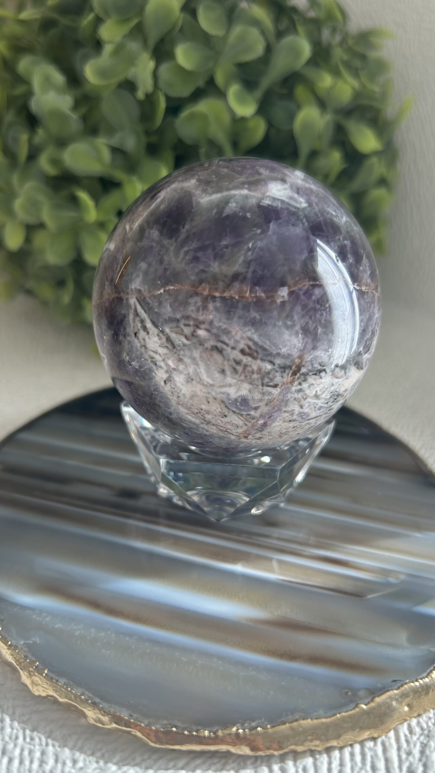 Esfera de Ametista Chevron – Harmonia, Clareza e Proteção Energética - Imagem 2