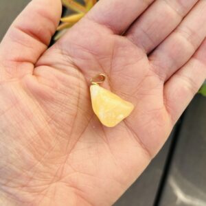 Pingente Pedra Bruta de Calcita Amarela