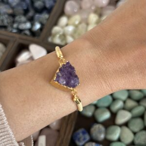 Pulseira de Cordão Dourado com Drusa de Ametista em Coração