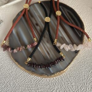 Pulseira de Cordão com Pedra em Cascalhos Dourada