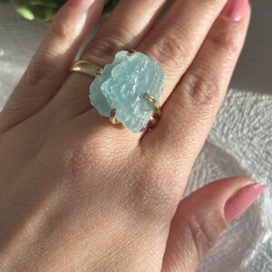 Anel de Pedra Bruta Água-Marinha – Calmaria, Intuição e Leveza