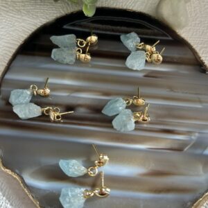 Brinco Mini de Pedra Bruta Água-Marinha – Delicadeza, Calma e Luz