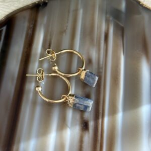 Brinco Mini Argola Cianita Azul – Proteção, Equilíbrio e Clareza