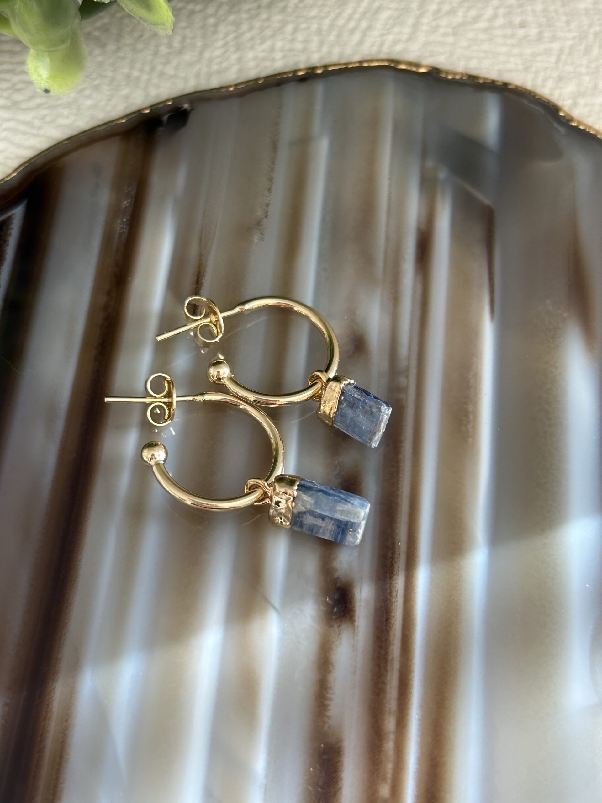 Brinco Mini Argola Cianita Azul – Proteção, Equilíbrio e Clareza