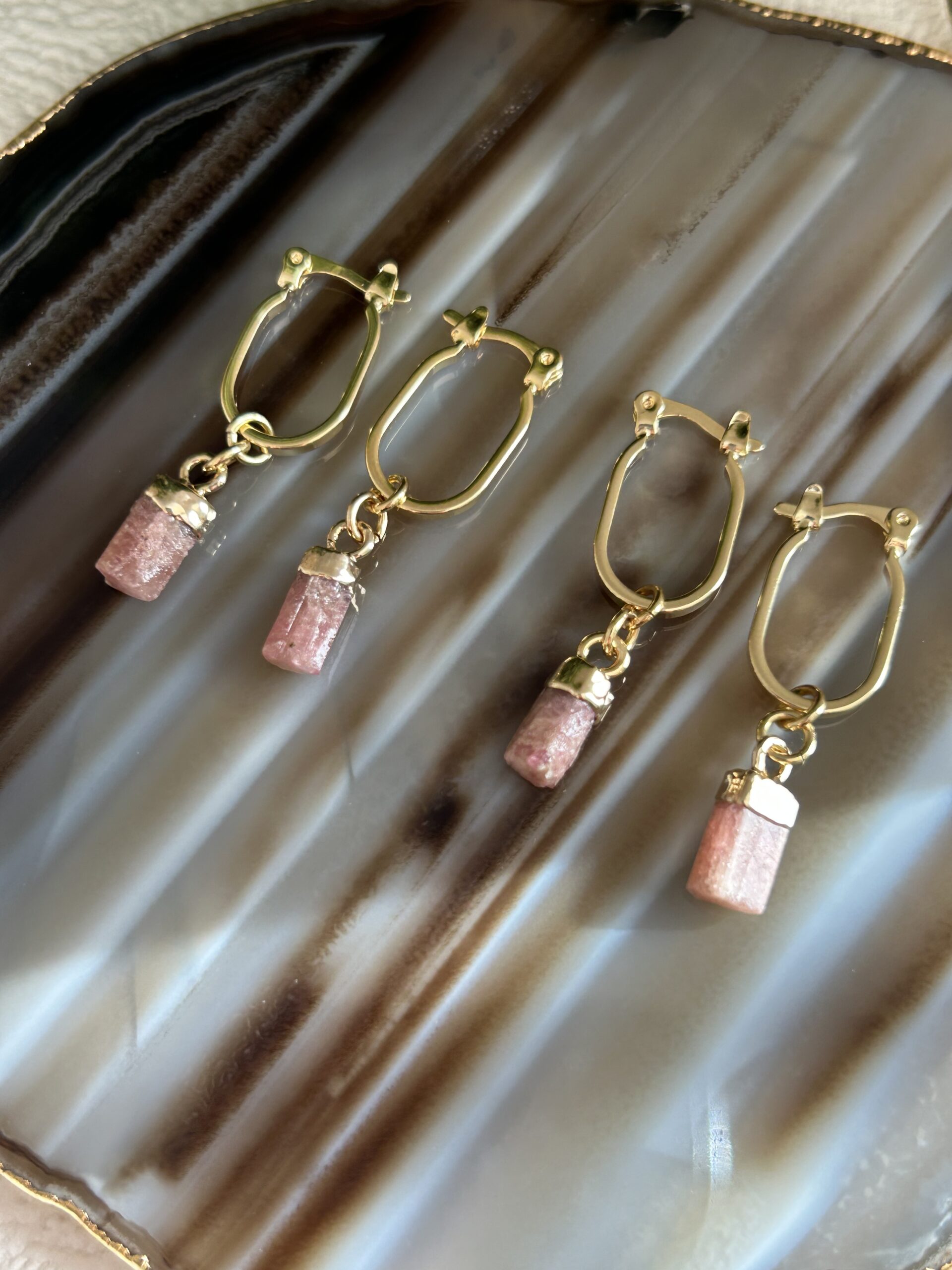 Brinco Mini Oval Turmalina Rosa – Amor-próprio, Delicadeza e Harmonia