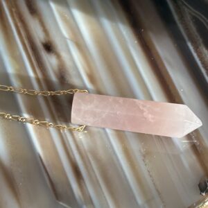 Colar de Ponta de Cristal – Disponível em Quartzo Rosa, Olho de Tigre e Sodalita