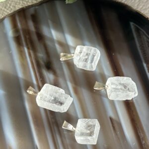 Pingente de Calcita Óptica Natural em Prata – Clareza, Proteção e Ampliação Energética