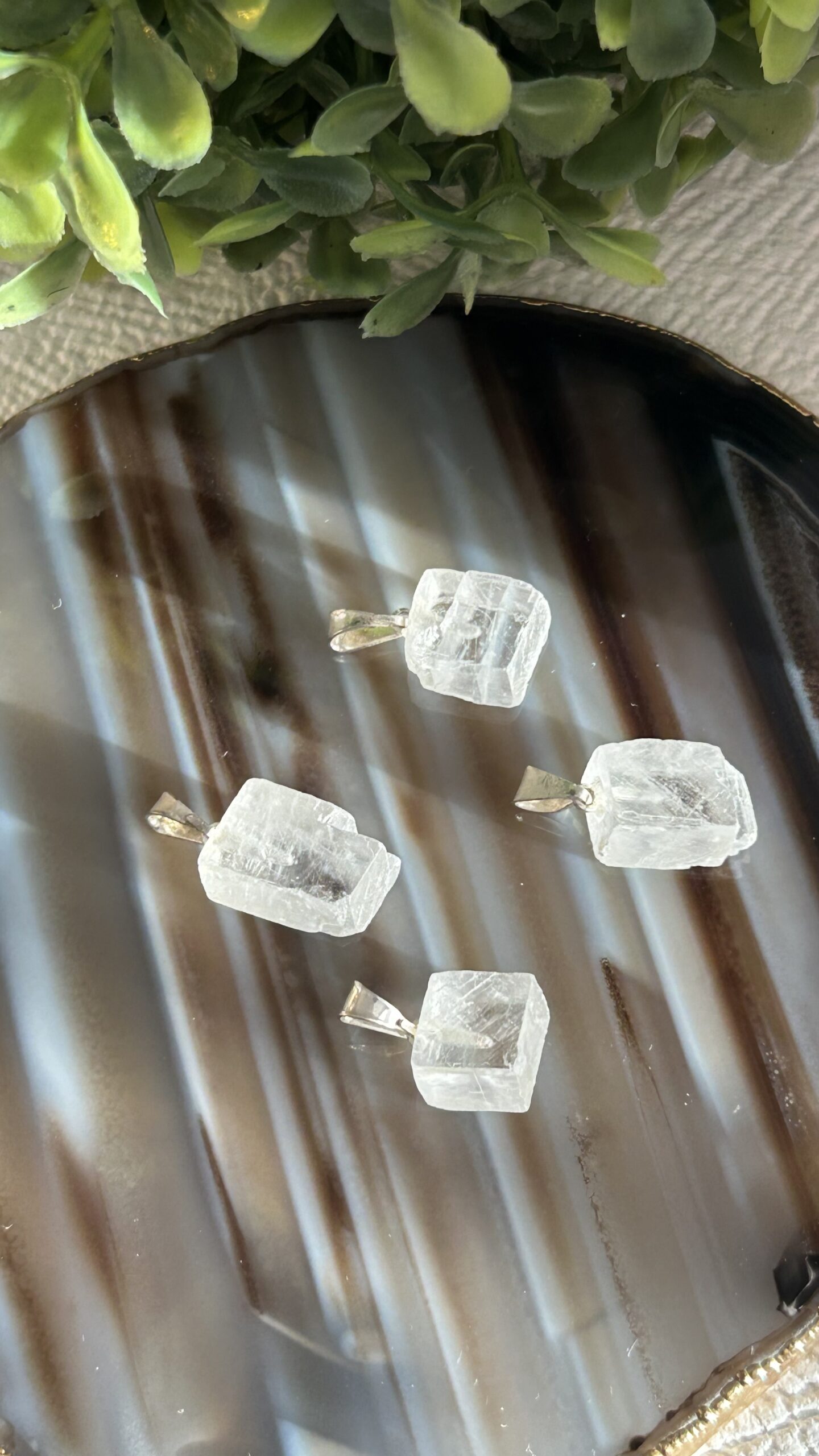 Pingente de Calcita Óptica Natural – Clareza, Proteção e Ampliação Energética