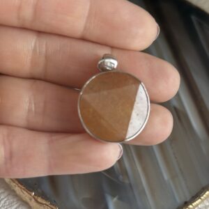 Pingente Hexágono de Calcita Mel – Vitalidade, Clareza e Confiança