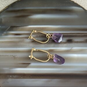 Brinco Mini Oval de Ametista – Delicadeza, Proteção e Equilíbrio