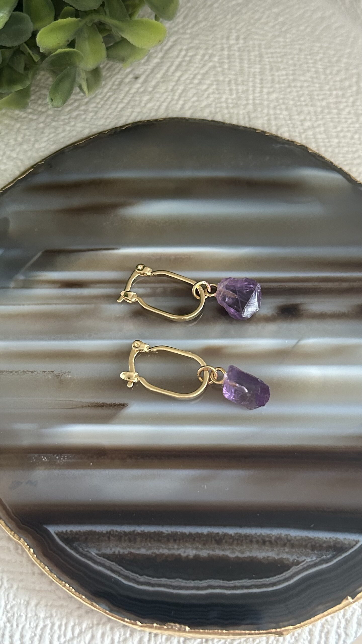 Brinco Mini Oval de Ametista – Delicadeza, Proteção e Equilíbrio