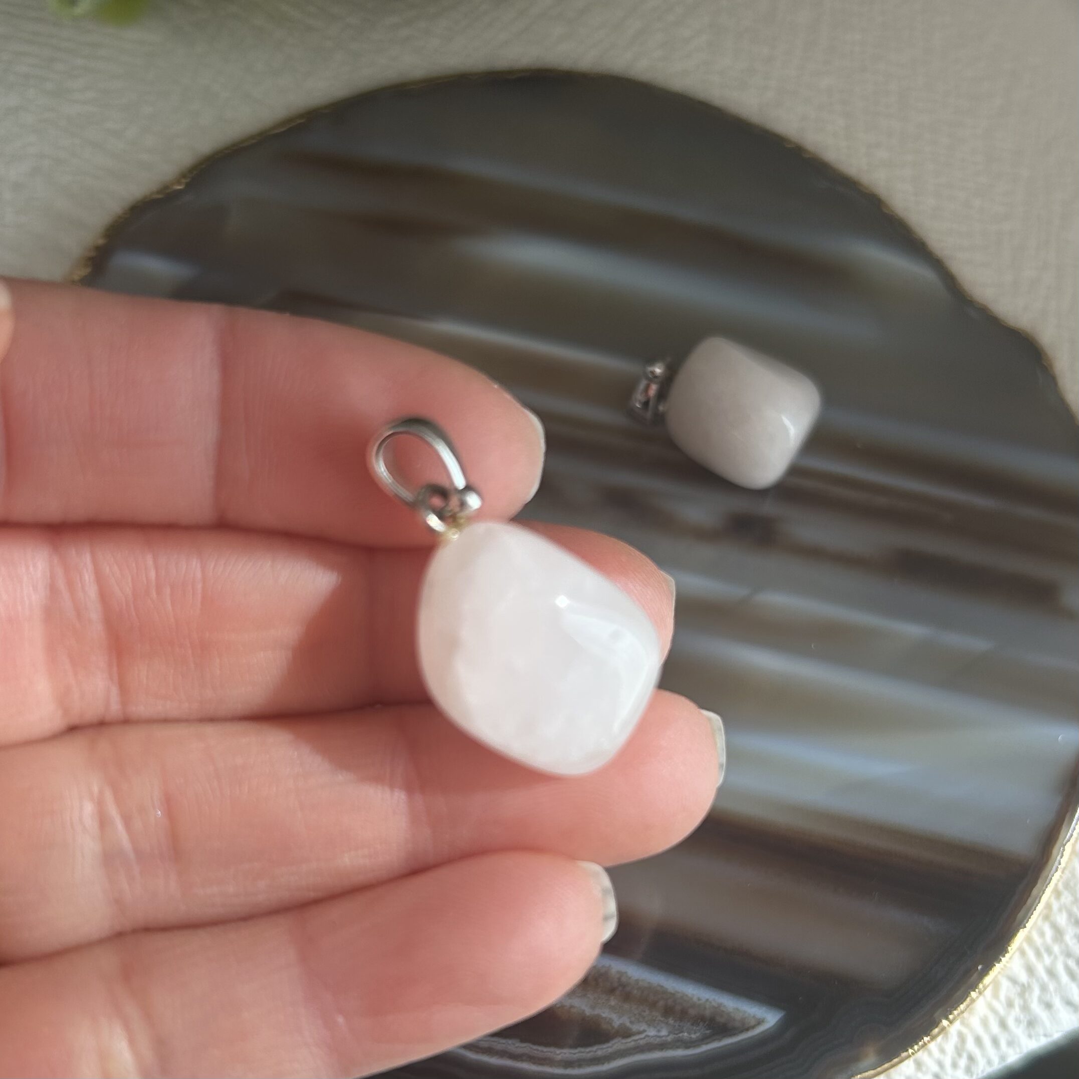 Pingente Mini Quartzo Rosa Pedra Rolada – Amor, Harmonia e Equilíbrio Emocional - Imagem 3