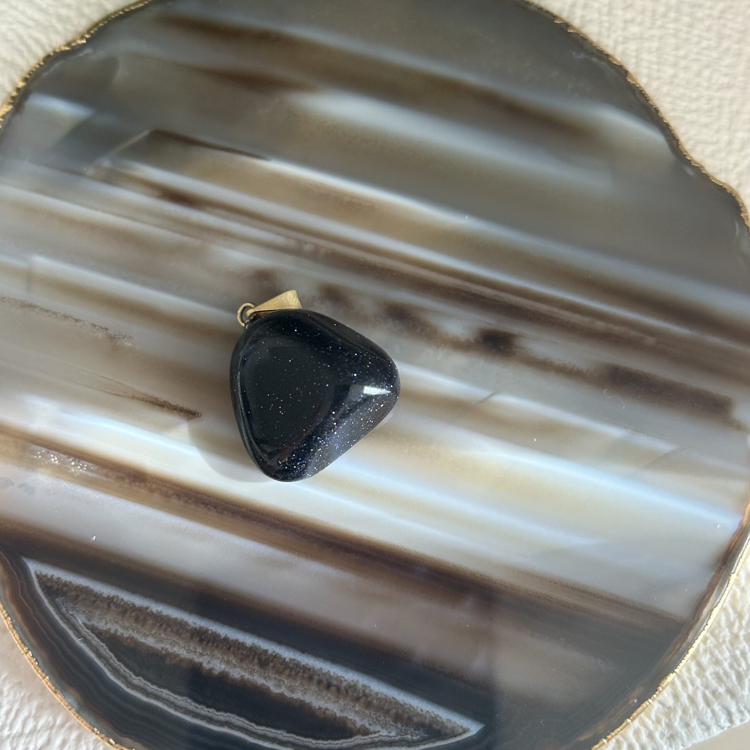 Pingente Pedra do Sol Azul (Goldstone) – Proteção, Foco e Força Interior - Imagem 2