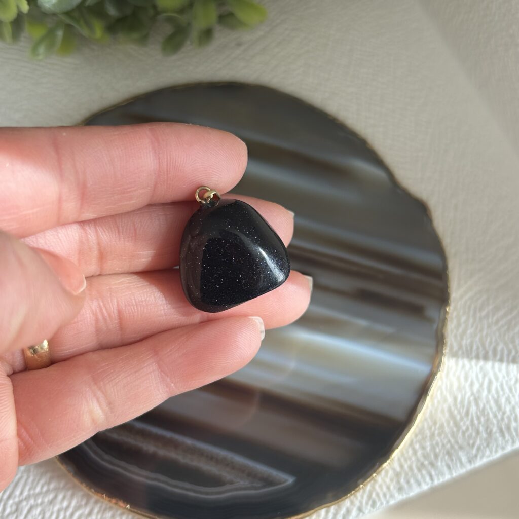 Pingente Pedra do Sol Azul (Goldstone) – Proteção, Foco e Força Interior