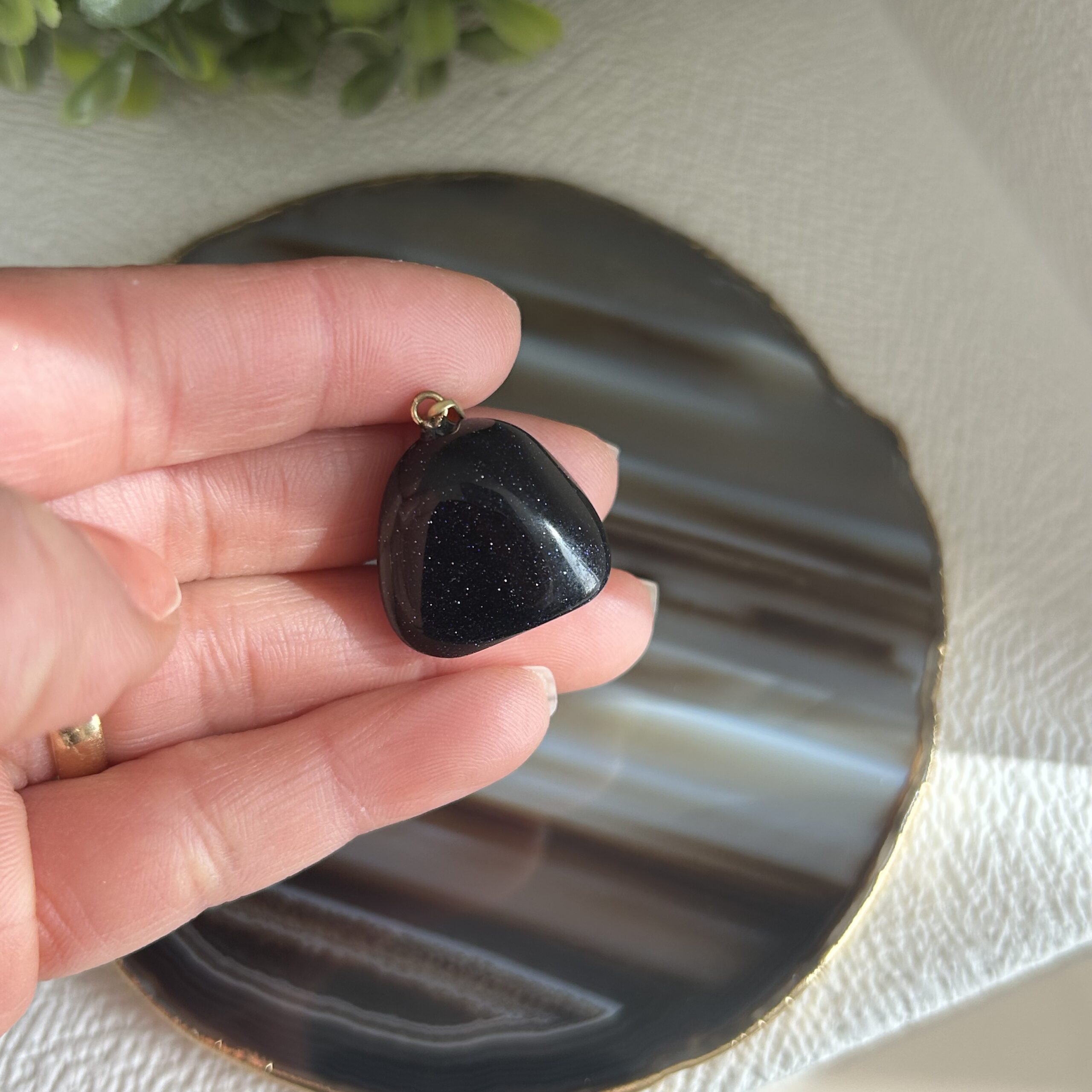 Pingente Pedra do Sol Azul (Goldstone) – Proteção, Foco e Força Interior