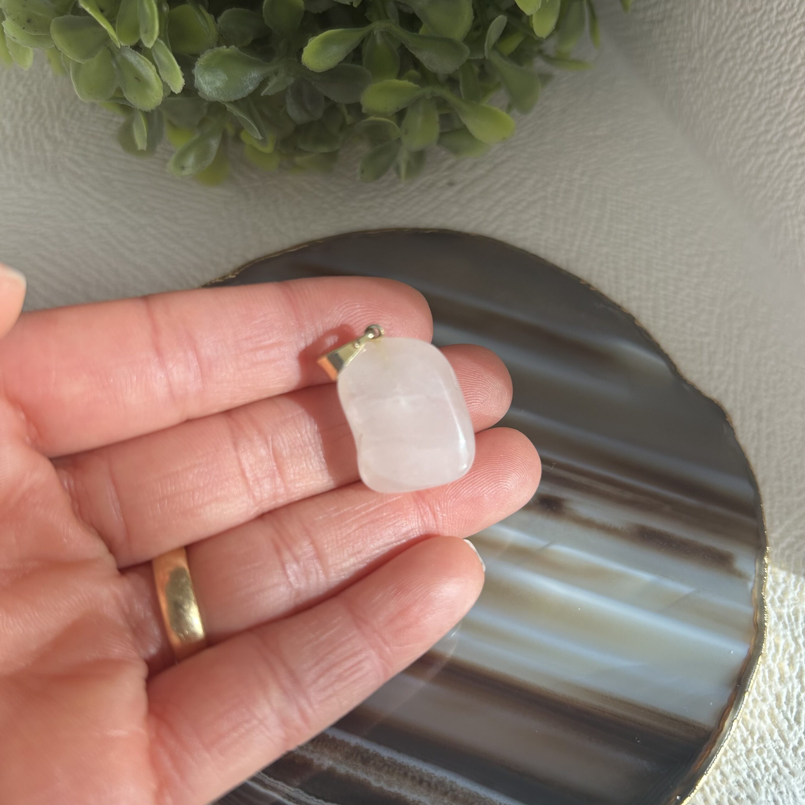 Pingente Quartzo Rosa Pedra Rolada com Acabamento Dourado – Amor e Sofisticação - Imagem 2