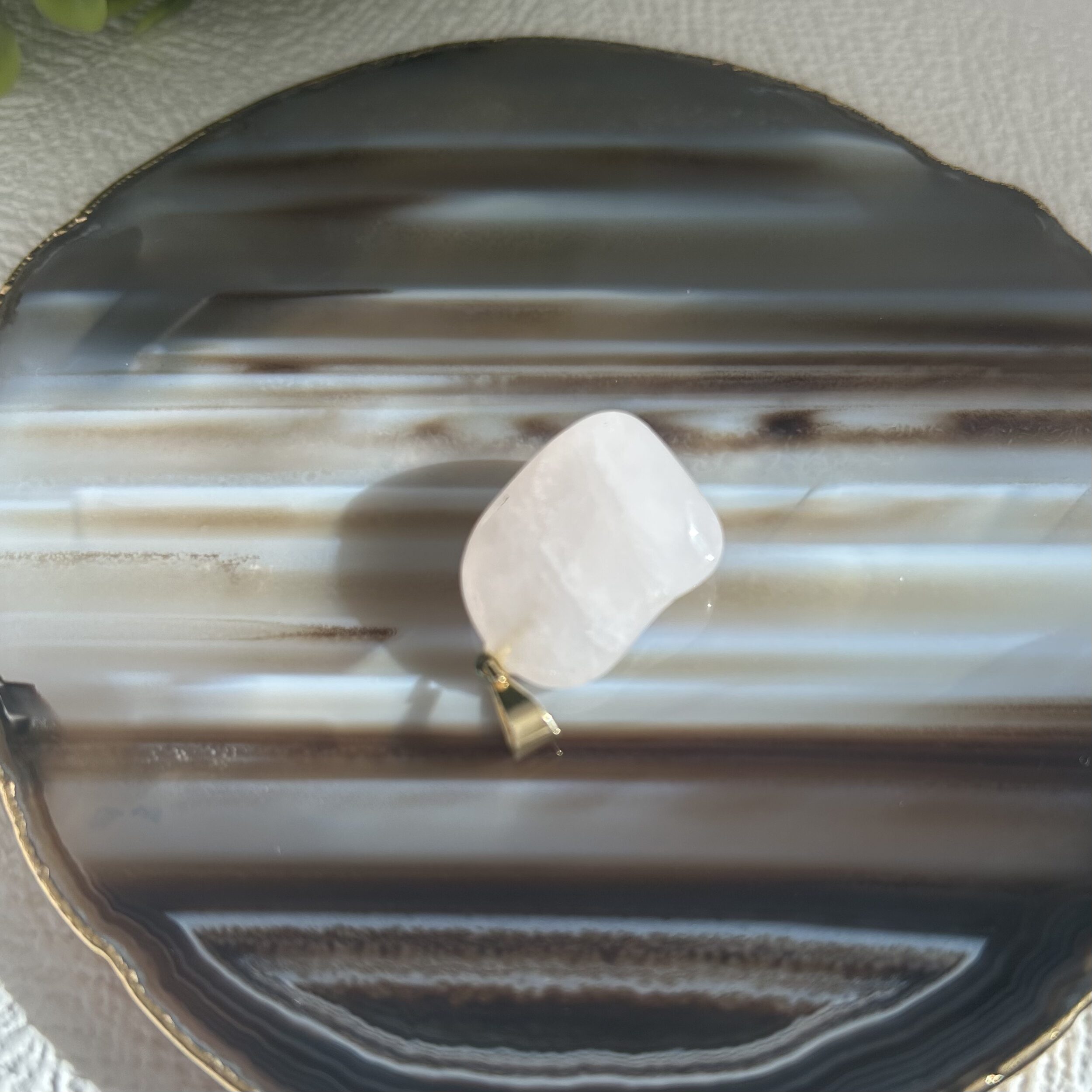 Pingente Quartzo Rosa Pedra Rolada com Acabamento Dourado – Amor e Sofisticação