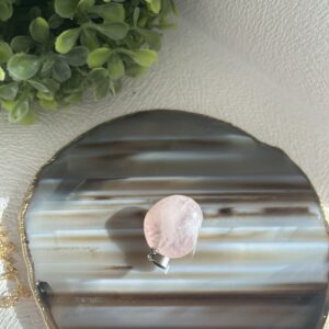 Pingente Quartzo Rosa Pedra Rolada com Acabamento em Ródio – Amor e Delicadeza