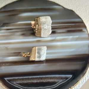 Pingente de Calcita Ótica com Dourado – Clareza, Amplificação e Sofisticação Energética