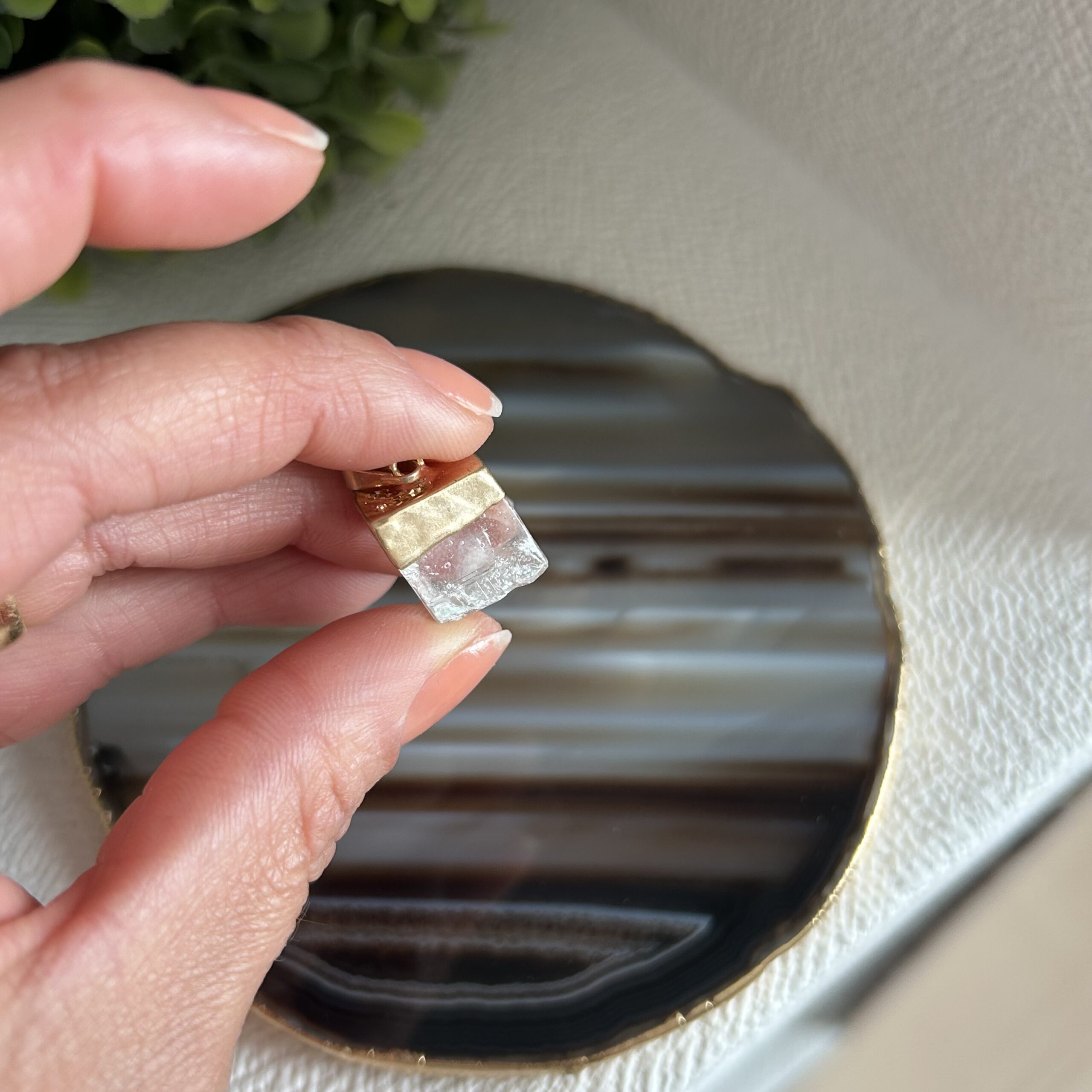 Pingente de Calcita Ótica com Dourado – Clareza, Amplificação e Sofisticação Energética - Imagem 3