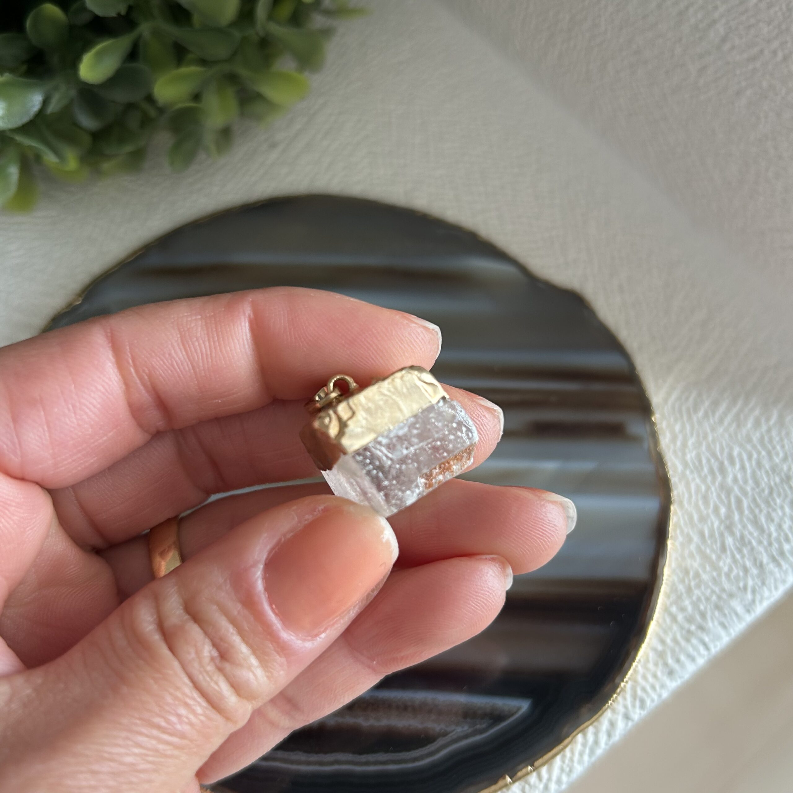 Pingente de Calcita Ótica com Dourado – Clareza, Amplificação e Sofisticação Energética - Imagem 4