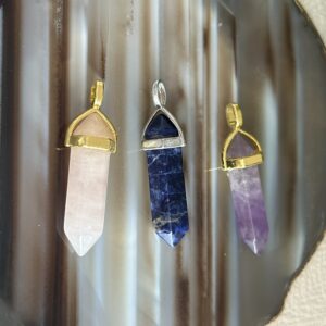 Pingente Ponta Biterminada de Cristal Natural – Quartzo Transparente, Sodalita, Quartzo Rosa e Ametista
