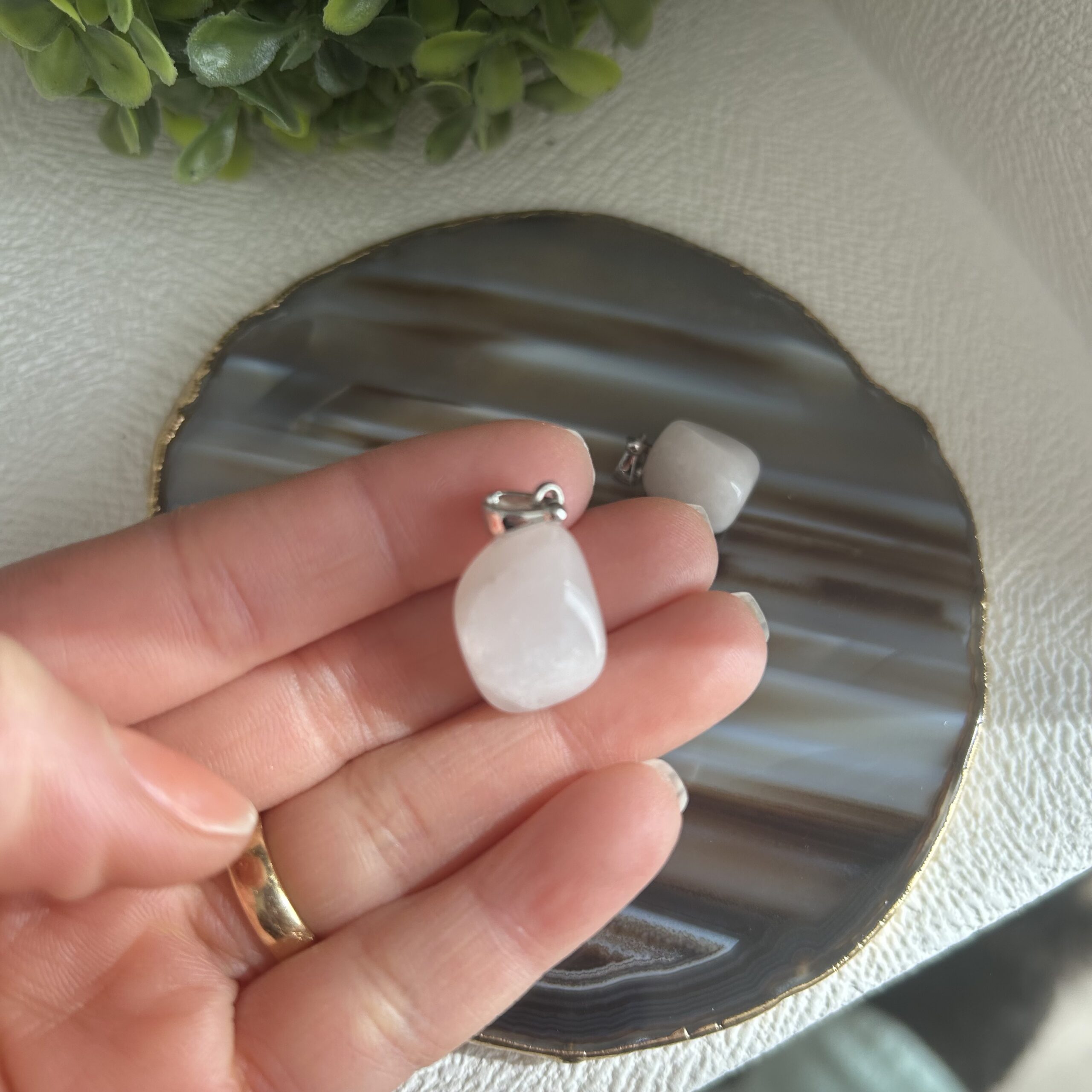 Pingente Mini Quartzo Rosa Pedra Rolada – Amor, Harmonia e Equilíbrio Emocional - Imagem 2