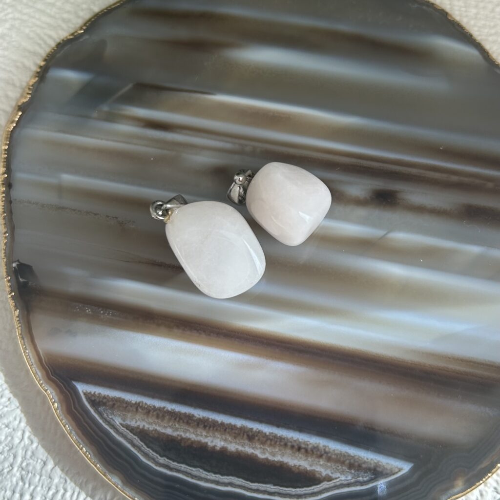 Pingente Mini  Quartzo Rosa Pedra Rolada – Amor, Harmonia e Equilíbrio Emocional