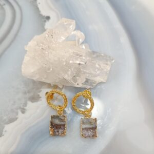 Brinco Ametista com Ágata Natural – Fatia de Pedra Natural em Base Dourada