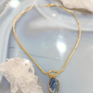 Colar de Cianita Azul Natural com Pingente em Pedra Bruta e Corrente Snake Dupla Dourada