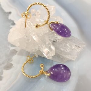 Brinco Argola Texturizada com Ametista Gota Natural | Brinco Pedra Natural Banhado a Ouro