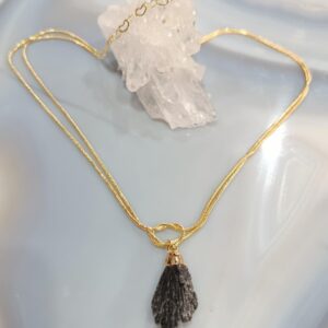 Colar Cianita Negra Bruta Natural | Pingente Cristal de Proteção Banhado a Ouro