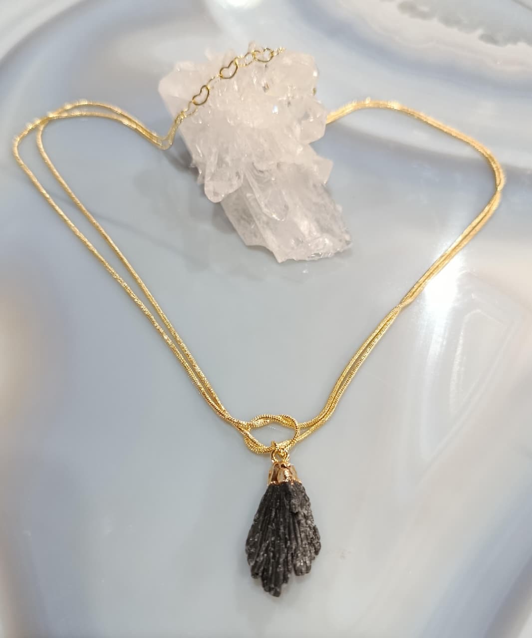 Colar Cianita Negra Bruta Natural | Pingente Cristal de Proteção Banhado a Ouro