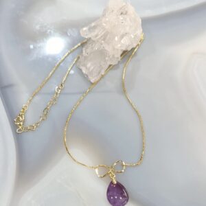 Colar Gota de Ametista Natural em Corrente Snake Dourada com Detalhe Infinito