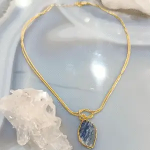 Colar de Cianita Azul Natural com Pingente em Pedra Bruta e Corrente Snake Dupla Dourada