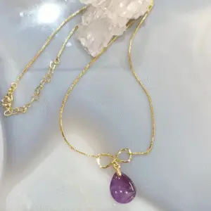 Colar Gota de Ametista Natural em Corrente Snake Dourada com Detalhe Infinito
