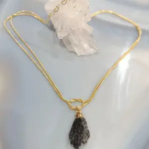 Colar Cianita Negra Bruta Natural | Pingente Cristal de Proteção Banhado a Ouro