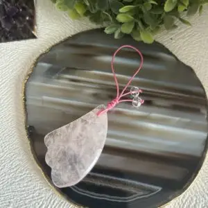 Mini Gua Sha Quartzo Rosa – Massagem Facial, Circulação e Cuidado Diário