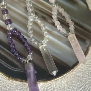 Chaveiro de Amuleto com Pedras Naturais – Ametista, Quartzo Rosa e Quartzo Transparente