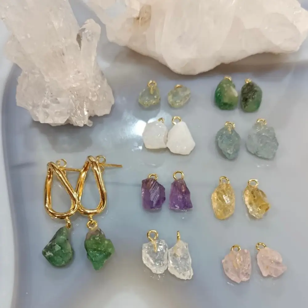 Brinco Oval com Pedra Natural Bruta