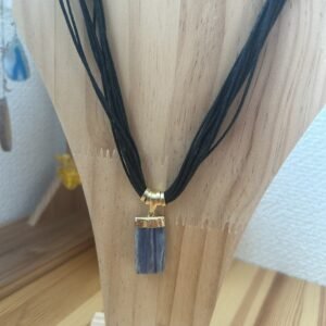 Colar de Algodão com Pingente de Cianita Azul Natural – Pedra Bruta