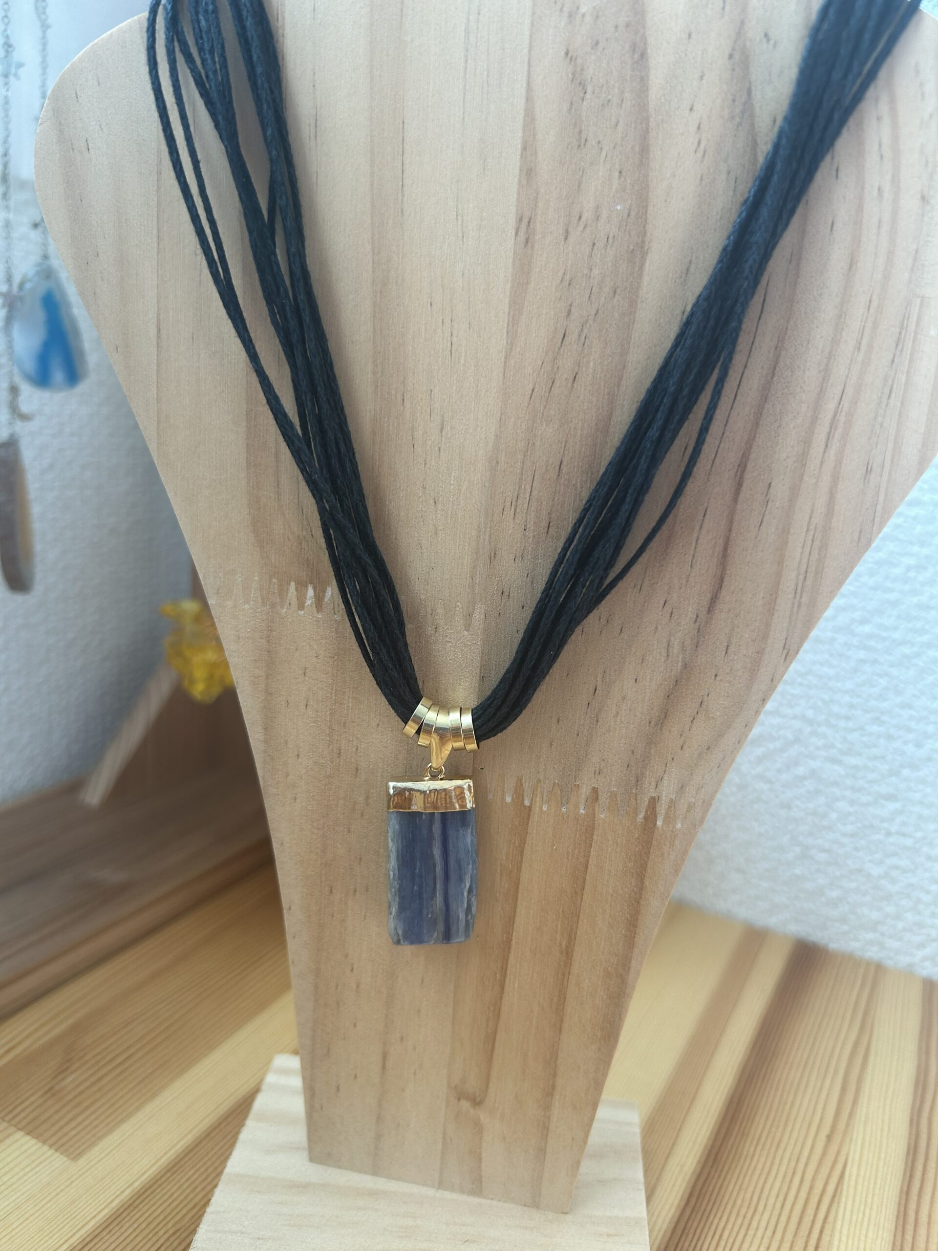 Colar de Algodão com Pingente de Cianita Azul Natural – Pedra Bruta