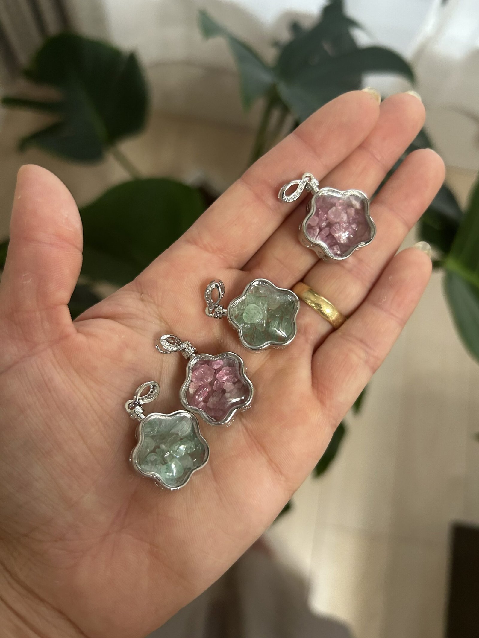 Pingente Flor com Pedra Cascalho (Sazare)
